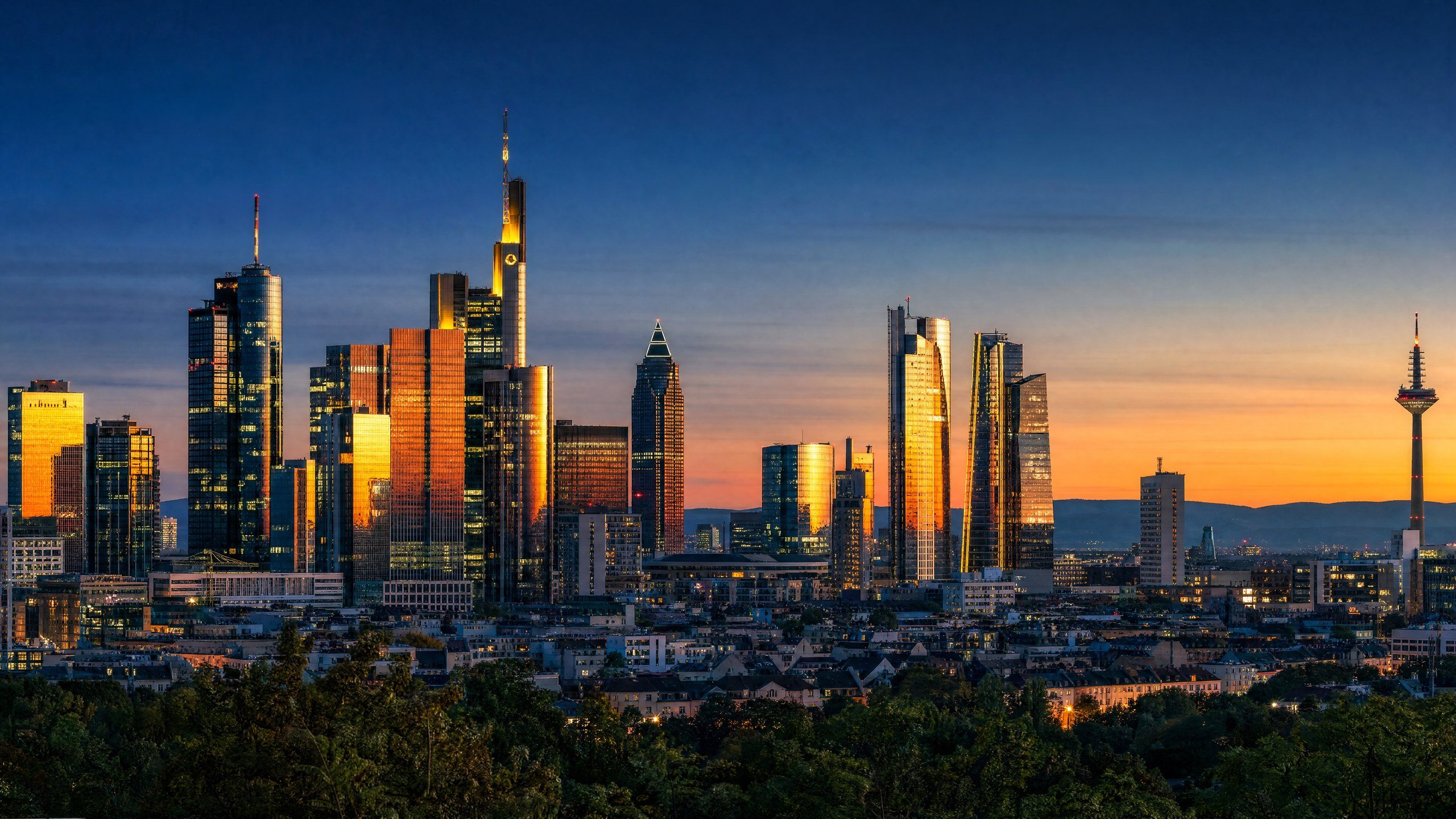 Frankfurter Skyline in der blauen Stunde